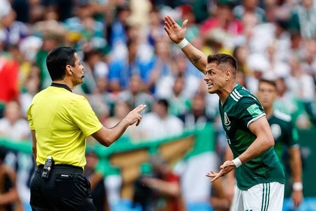 Moskau, Russland, 17.06.2018, FIFA Weltmeisterschaft, Gruppe F, Deutschland - Mexico, Schiedsrichter Alireza Faghani und Javier Hernandez (MEX) diskussion ( DeFodi507