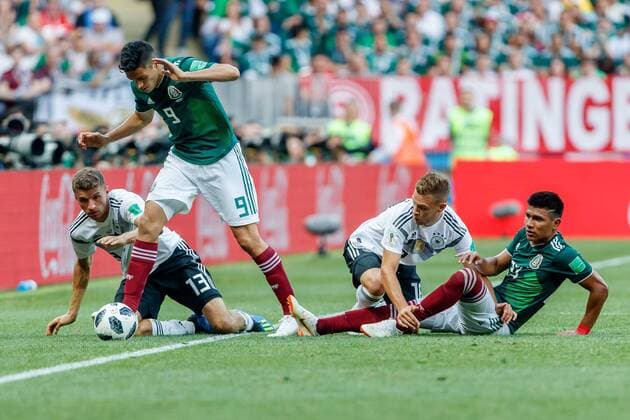 Moskau, Russland, 17.06.2018, FIFA Weltmeisterschaft, Gruppe F, Deutschland - Mexico, Thomas Mueller (GER), Joshua Kimmich (GER), Raul Jimenez (MEX) und Hirving Lozano (MEX) im Zweikampf ( DeFodi507