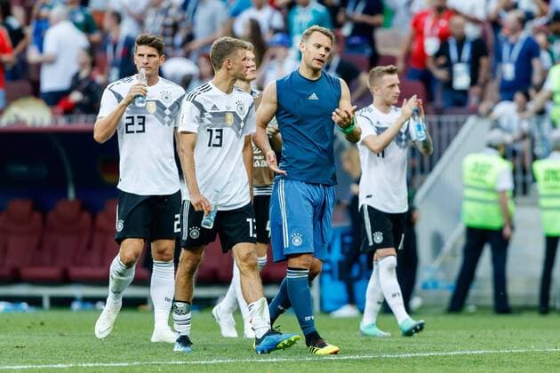 Moskau, Russland, 17.06.2018, FIFA Weltmeisterschaft, Gruppe F, Deutschland - Mexico, Thomas Mueller (GER) und Torwart Manuel Neuer (GER) diskussion ( DeFodi507