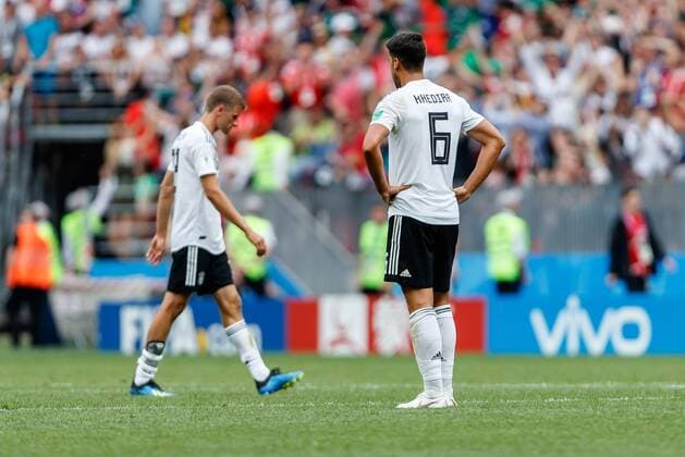 Moskau, Russland, 17.06.2018, FIFA Weltmeisterschaft, Gruppe F, Deutschland - Mexico, Thomas Mueller (GER) und Sami Khedira (GER) enttaeuscht nach Gegentor von Hirving Lozano (MEX) ( DeFodi507
