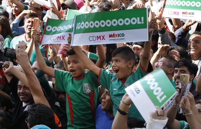 Fans celebrate the goal of the Mexican soccer team against Germany in the World Cup in Russia, during a broadcast in Mexico City, Mexico, 17 June 2018. Germany, which four years ago was proclaimed for the fourth time world champion of football, started the defense of the title in the World Cup in Russia with an unexpected defeat to the selection of Mexico, who starred in the big surprise of the tournament thanks to a goal from his emerging star, the Chucky Lozano. Mexico beats champion Germany in its debut at the Russia World Cup 2018 !ACHTUNG: NUR REDAKTIONELLE NUTZUNG!  Copyright: xJorgexNunezx CMX01 20180617-636648691340727250