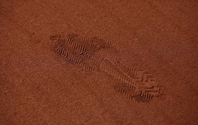 French Open Feature, Fussabdruck in der roten Asche, Profil von einem Schuh,Detail, Nahaufnahme, Copyright: xJuergenxHasenkopfx