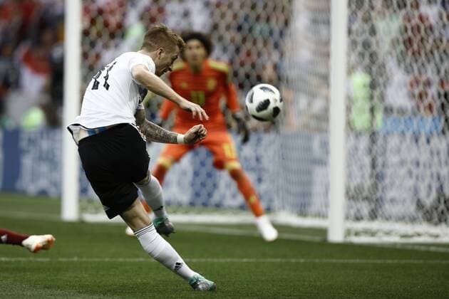 Bilder des Tages - SPORT June 17, 2018 - Moscow, Russia - Marco Reus and Guillermo Ochoa during the 2018 FIFA World Cup WM Weltmeisterschaft Fussball Russia group F match between Germany and Mexico at Luzhniki Stadium on June 17, 2018 in Moscow, Russia. Germany v Mexico: Group F - 2018 FIFA World Cup Russia  - ZUMAn230 20180617_zaa_n230_1006 Copyright: xMehdixTaamallahx