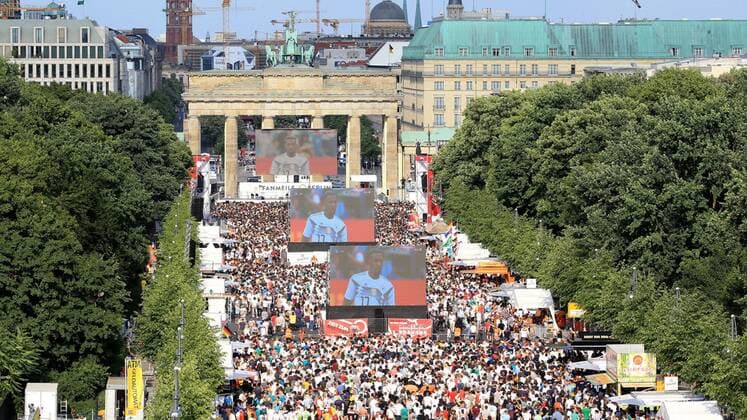 Berlin Tiergarten, 17.06.18, Strasse des 17. Juni, Fanmeile, WM 2018, Spiel Deutschland gegen Mexiko ueberblick ueber die Fan gefuellte Strasse des 17. Juni mit Monitoren zum Public Viewing, im Hintergrund ist das Brandenburger Tor und die City Ost zu sehen Fanmeile WM 2018 Berlin Berlin *** Berlin Tiergarten 17 06 18 Street of 17 June Fan Mile World Cup 2018 Game Germany against Mexico Overview of the fan-filled street of 17 June with monitors for public viewing in the background is the Brandenburg Gate and the City East to see Fan Mile World Cup 2018 Berlin Berlin Copyright: xEIBNER AndreasxGorax EP_AGA