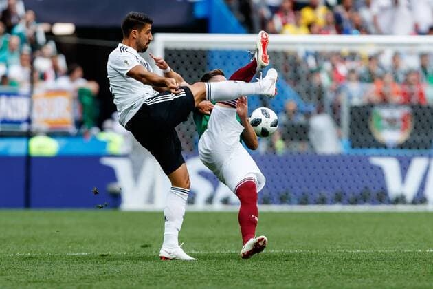 Moskau, Russland, 17.06.2018, FIFA Weltmeisterschaft, Gruppe F, Deutschland - Mexico, Hector Herrera (MEX) und Sami Khedira (GER) im Zweikampf ( DeFodi507