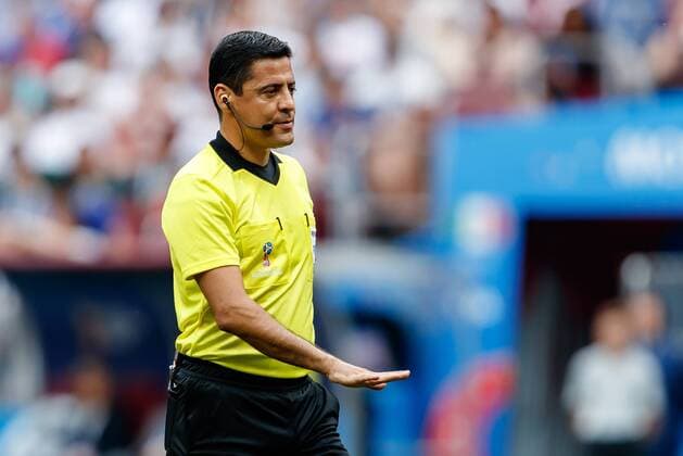 Moskau, Russland, 17.06.2018, FIFA Weltmeisterschaft, Gruppe F, Deutschland - Mexico, Schiedsrichter Alireza Faghani gestikuliert, gestik ( DeFodi507