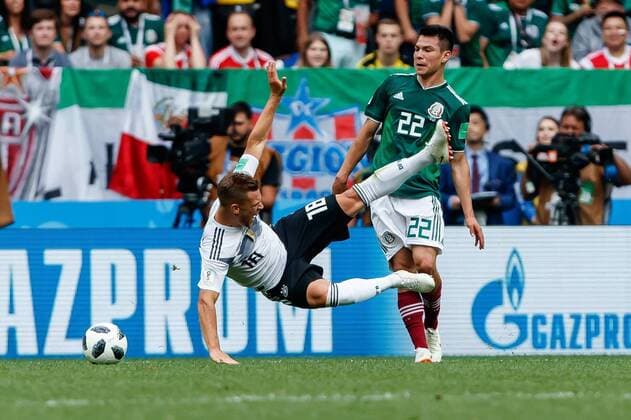 Moskau, Russland, 17.06.2018, FIFA Weltmeisterschaft, Gruppe F, Deutschland - Mexico, Joshua Kimmich (GER) und Hirving Lozano (MEX) im Zweikampf ( DeFodi507