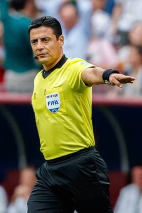 Moskau, Russland, 17.06.2018, FIFA Weltmeisterschaft, Gruppe F, Deutschland - Mexico, Schiedsrichter Alireza Faghani gestikuliert, gestik ( DeFodi507