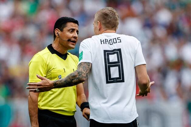 Moskau, Russland, 17.06.2018, FIFA Weltmeisterschaft, Gruppe F, Deutschland - Mexico, Schiedsrichter Alireza Faghani und Toni Kroos (GER) diskussion ( DeFodi507