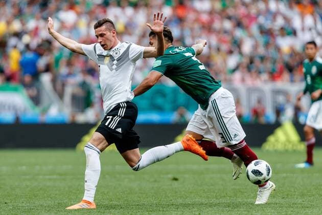Moskau, Russland, 17.06.2018, FIFA Weltmeisterschaft, Gruppe F, Deutschland - Mexico, Julian Draxler (GER) und Carlos Salcedo (MEX) im Zweikampf ( DeFodi507