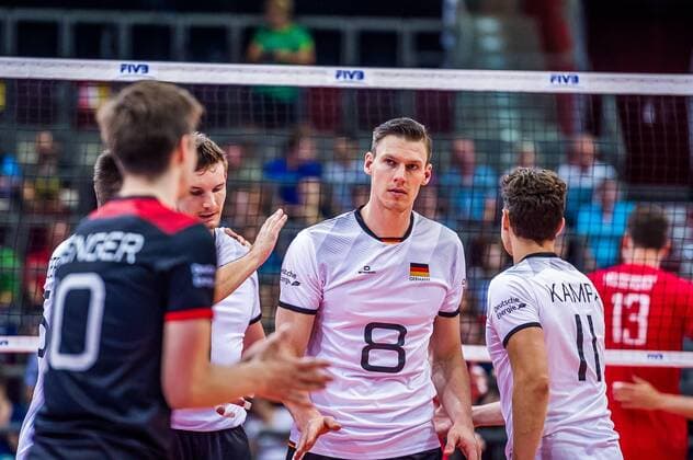 Marcus Boehme ( 8 GER) Julian Zenger ( 10 GER) Lukas Kampa (Captain 11 GER) Christian Fromm ( 1 GER) beim Spiel Deutschland - Russland in der Volleyball Nations League der Herren. Ludwigsburg. 17.06.18 Volleyball Nations League , Ludwigsburg Baden-Württemberg Deutschland MHP Arena