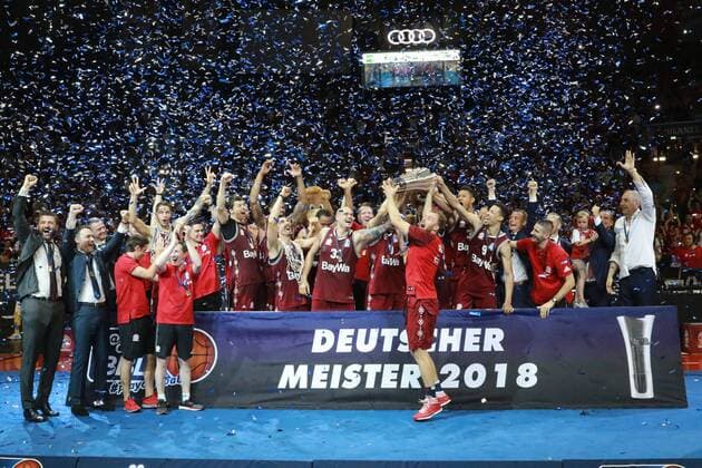 Deutscher Meister 2018 FC Bayern Basketball, Mannschaftsjubel mit Pokal und Siegerehrung. V.l.: Geschäftsführer Marko Pesic, Co-Trainer Oliver Kostic, Trainer Dejan Radonjic, Stefan Jovic, Vladimir Lucic, Nihad Djedovic, Alex King, Maik Zirbes, Anton Gavel (mit Pokal), Marvin Ogunsipe, Jared Cunningham, Braydon Hobbs, Geschäftsführer Volker Stix, Co-Trainer Emir Mutapcic Basketball Playoff FC Bayern München Basketball - Alba Berlin 16.06.2018