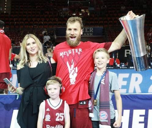 Anton Gavel (FC Bayern) mit seiner Familie Basketball Playoff FC Bayern München Basketball - Alba Berlin 16.06.2018