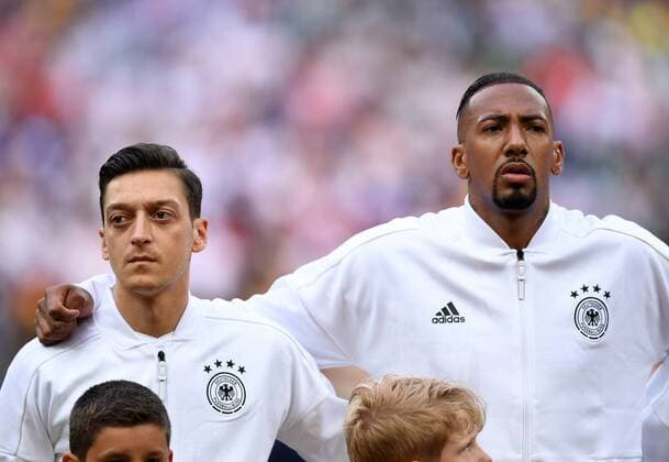 FUSSBALL WM 2018 Vorrunde Gruppe F -- Deutschland - Mexiko 17.06.2018 Mesut Oezil (li) und Jerome Boateng (re, beide Deutschland)