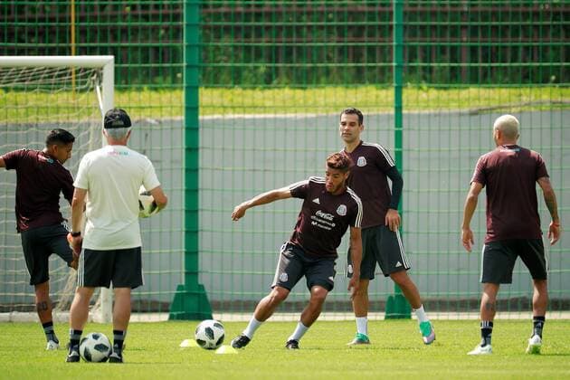 Mexico s players Jesus Corona (R), Javier Aquino (L), Jonathan dos Santos (2L) and Rafael Marquez (2R) attend a regenerative training session in Moscow, Russia, 18 June 2018. Mexico will face South Korea in the FIFA 2018 World Cup Group F soccer match at Rostov Arena on 23 June. Training of Mexico !ACHTUNG: NUR REDAKTIONELLE NUTZUNG!  Copyright: xJoséxMéndezx(es-ES)x MOS01 20180618-636649271061467798