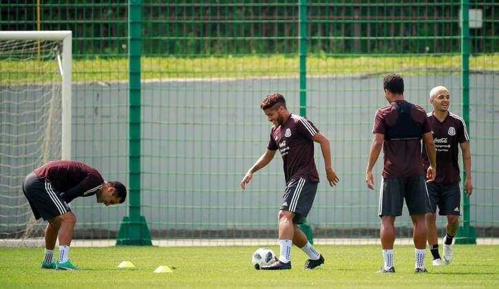 Mexico s players Jesus Corona (R), Jonathan Dos Santos (2L), Giovani Dos Santos (2R) and Rafael Márquez (L) attend a regenerative training session in Moscow, Russia, 18 June 2018. Mexico will face South Korea in the FIFA 2018 World Cup Group F soccer match at Rostov Arena on 23 June. Training of Mexico !ACHTUNG: NUR REDAKTIONELLE NUTZUNG!  Copyright: xJoséxMéndezx(es-ES)x MOS01 20180618-636649271070842858