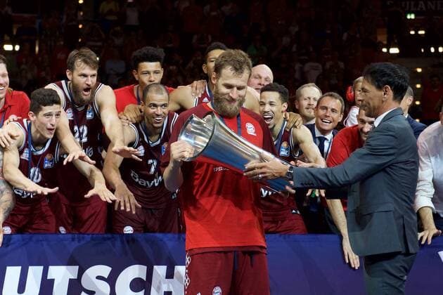 Basketball Berlin 16.06.2018 easyCredit-BBL 1. Bundesliga Saison 2017 2018 Playoffs Finale Spiel 5 FC Bayern München - Alba Berlin Siegerehrung Alexander Reil Pokal Anton Gavel (München, No.25)