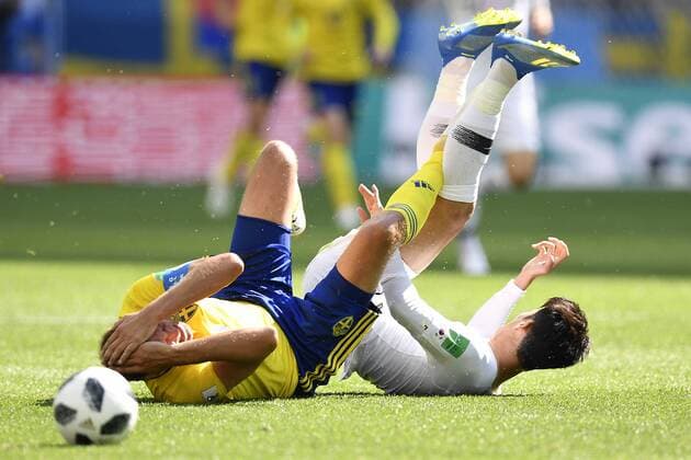 Bilder des Tages - SPORT WM 2018, Schweden - Südkorea Photo LaPresse - Fabio Ferrari June 18, 2018 Stadio Niznij Novgorod ( Russia Federation ) Russia 2018 - FIFA World Cup WM Weltmeisterschaft Fussball - Svezia vs Corea del Sud - Niznij Novgorod Stadium. in the pic:Andreas Granqvist (Sweden)Heungmin Son (Korea Republic)  Copyright: xFabioxFerrari LaPressex
