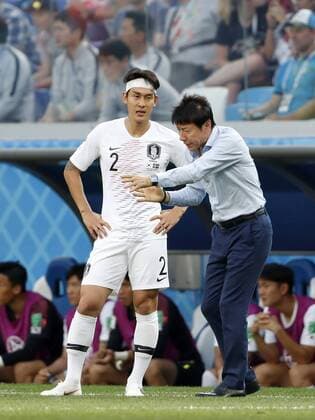 Bilder des Tages - SPORT WM 2018, Schweden - Südkorea (L-R) Yong Lee of Korea Republic, coach Taeyong Shin of Korea Republic during the 2018 FIFA World Cup WM Weltmeisterschaft Fussball Russia group F match between Sweden and Korea Republic at the Novgorod stadium on June 18, 2018 in Nizhny Novgorod, Russia FIFA World Cup 2018 Russia 2017 2018 xVIxVIxImagesx xMauricexvanxSteenxWKxIVx 11238647