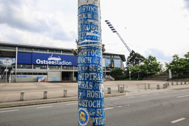 Fußball, Stadiongeschichte FC Hansa Rostock Deutschland , Rockstock , Fussball 3. Liga , Aussenansicht des Ostseestadion , Aufkleber der Suptras Rostock