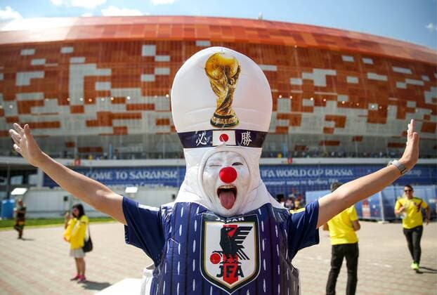 WM 2018, Fans SARANSK, RUSSIA - JUNE 19, 2018: Team Japan s fan by Mordovia Arena Stadium ahead of the 2018 FIFA World Cup WM Weltmeisterschaft Fussball First Stage Group H football match between Colombia and Japan. Stanislav Krasilnikov TASS  TS0850C4