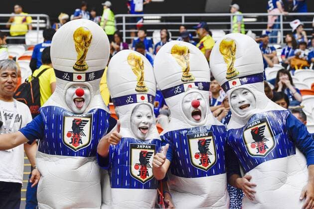 Bilder des Tages - SPORT WM 2018, Kolumbien - Japan Football: Japan vs Colombia at World Cup Japanese football fans pose for photos in Saransk, Russia, on June 19, 2018, ahead of the country s World Cup group stage match against Colombia. 