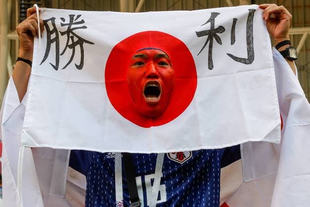 WM 2018, Fans SARANSK, RUSSIA - JUNE 19, 2018: A Japanese football fan celebrates his team winning a 2018 FIFA World Cup WM Weltmeisterschaft Fussball Group H Round 1 match against Colombia with a 2-1 score at Mordovia Arena Stadium in Saransk. Mikhail Japaridze TASS  TS085181
