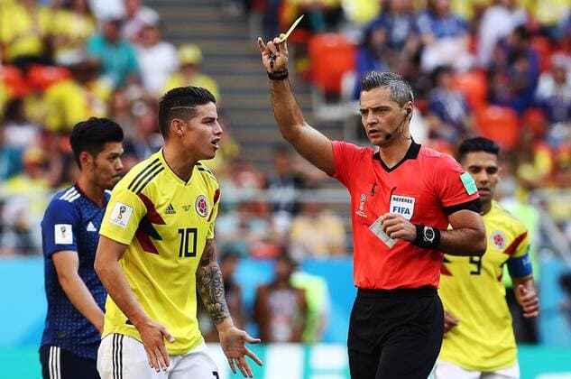 WM 2018, Kolumbien - Japan SARANSK, RUSSIA - JUNE 19, 2018: Referee Damir Skomina shows the yellow card to Colombia s James Rodriguez (R-L front) in their 2018 FIFA World Cup WM Weltmeisterschaft Fussball Group H Round 1 match against Japan at Mordovia Arena Stadium in Saransk; Japan wins 2-1. Stanislav Krasilnikov TASS  TS085165