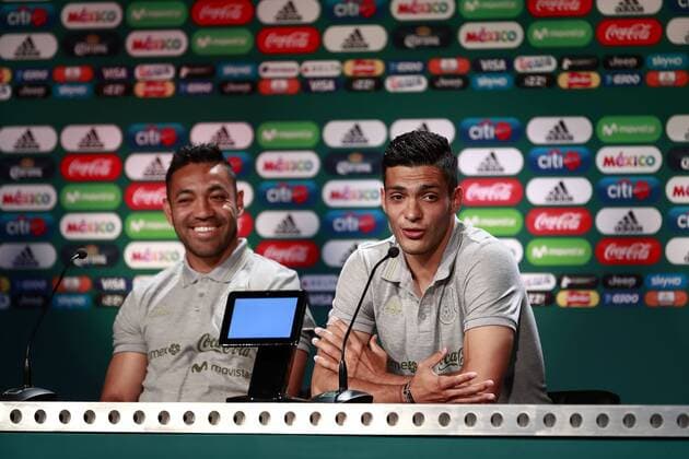 WM 2018, Pressekonferenz Nationalteam Mexiko Mexico s national soccer team players Raul Jimenez (R) and Marco Fabian (L) deliver a press conference PK Pressekonferenz at the facilities of the Dinamo, in Moscow, Russia, 19 June 2018. Mexico prepares for its next FIFA World Cup WM Weltmeisterschaft Fussball Russia 2018 match against South Korea in Rostov. Mexico s nationa soccer team press conference !ACHTUNG: NUR REDAKTIONELLE NUTZUNG!  Copyright: xJoséxMéndezx MOS09 20180619-636650291522199124