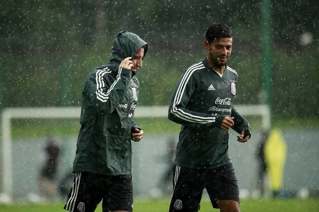 WM 2018, Training Nationalteam Mexiko Mexico s national soccer team players Andres Guardado (L) and Carlos Vela (R) participate in a training session at the facilities of the Dinamo, in Moscow, Russia, 19 June 2018. Mexico prepares for its next FIFA World Cup WM Weltmeisterschaft Fussball Russia 2018 match against South Korea in Rostov. Mexico s national soccer team training session !ACHTUNG: NUR REDAKTIONELLE NUTZUNG!  Copyright: xJoséxMéndezx MOS28 20180619-636650296582108704