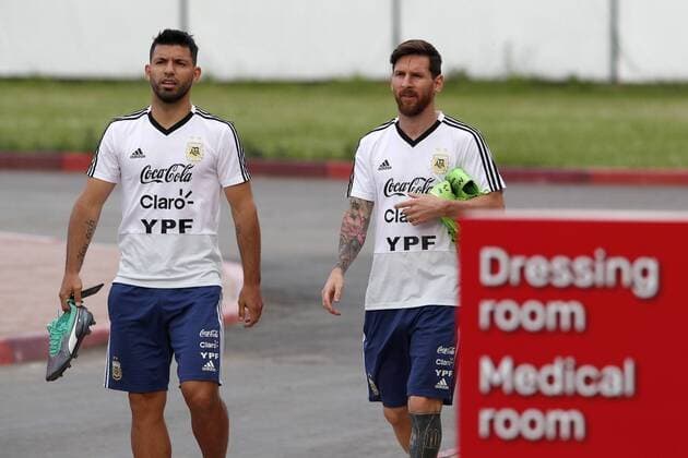 WM 2018, Training Nationalteam Argentinien Argentina s national soccer team players Leo Messi (R) and Sergio Aguero (L) during a training session in Bronnitsy, Russia, 19 June 2018. Argentina will face Croatia next Thursday 21 during the FIFA World Cup WM Weltmeisterschaft Fussball Russia 2018. Argentina s national soccer team training session !ACHTUNG: NUR REDAKTIONELLE NUTZUNG!  Copyright: xAlbertoxEstevezx BRO02 20180619-636650312309005617