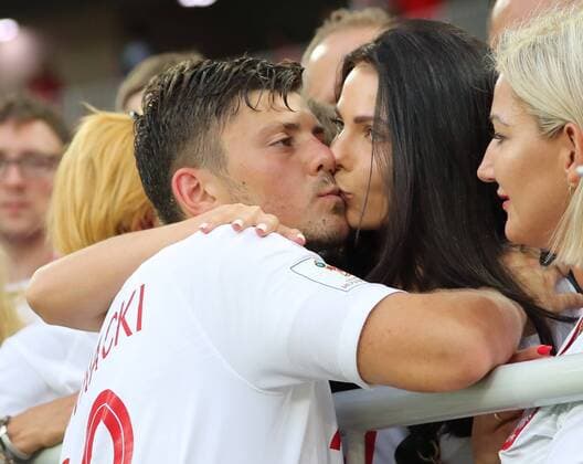 Bilder des Tages - SPORT David Kownacki (Polen, Poland) lässt sich von seiner Freundin und Schwester trösten nach der Auftaktniederlage - 19.06.2018: Polen vs. Senegal, Gruppe H, Spartak Stadium Moskau *** David Kownacki Poland Poland is comforted by his girlfriend and sister after the defeat defeat 19 06 2018 Poland vs Senegal Group H Spartak Stadium Moscow