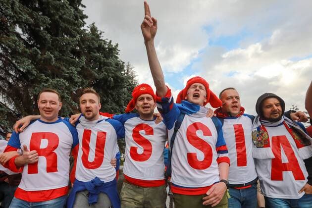 Bilder des Tages - SPORT ST PETERSBURG, RUSSIA - JUNE 19, 2018: Russian football fans seen outside St Petersburg Stadium ahead of the 2018 FIFA World Cup WM Weltmeisterschaft Fussball Group A Round 2 football match between Russia and Egypt. Sergei Konkov TASS  TS085310