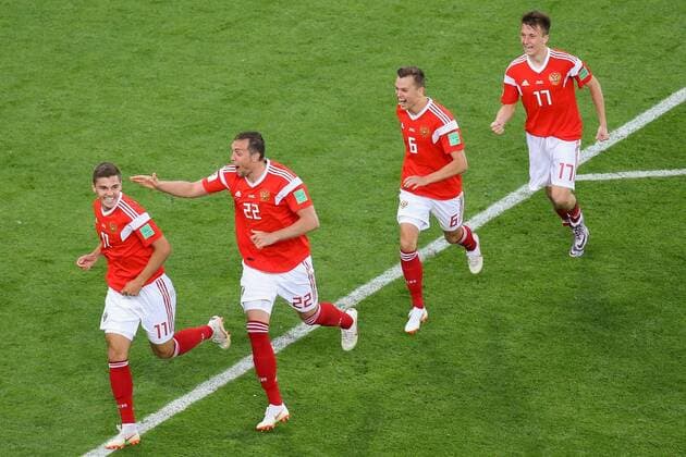 Bilder des Tages - SPORT ST PETERSBURG, RUSSIA - JUNE 19, 2018: Russia s players celebrate scoring in the 2018 FIFA World Cup WM Weltmeisterschaft Fussball Group A Round 2 football match against Egypt at St Petersburg Stadium. Russia won the game 3-1. Peter Kovalev TASS  TS085361