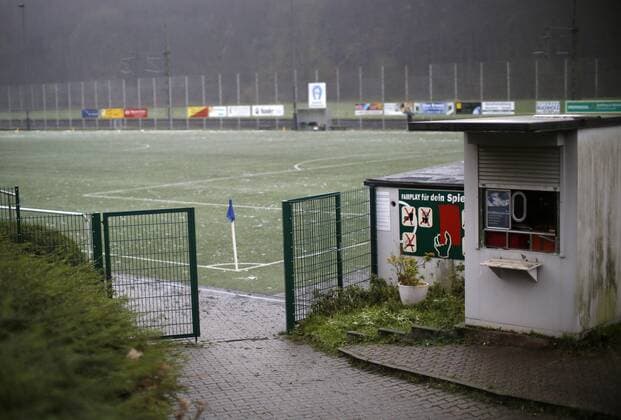 Hattingen, Deutschland, Fußball Kreisliga A Süd, SUS Niederbonsfeld : TC Freisenbruch 2:0 am 03. 12. 2017 im Stadion an der Kohlenstrasse in Hattingen Der Eingangsbereich zum Spielfeld mit einer Informationstafel über die Platzregeln neben dem unbesetzten Kassenhäuschen