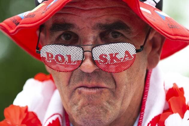 WM 2018, Fans Bilder des Tages - SPORT (180620) -- WARSAW, June 20, 2018 -- A Polish football fan watches the 2018 FIFA Russia World Cup group match between Poland and Senegal on a big screen in Warsaw, Poland on June 19, 2018. ) (SP)POLAND-WARSAW-SOCCER FIFA World Cup WM Weltmeisterschaft Fussball FANS JaapxArriens 
