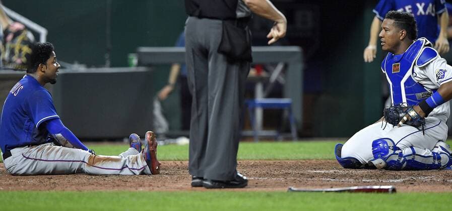 Bilder des Tages - SPORT June 19, 2018 - Kansas City, MO, USA - Kansas City Royals catcher Salvador Perez, right, and the Texas Rangers Elvis Andrus stare at each other after Andrus was thrown out at the plate on a throw from left fielder Alex Gordon to end the top of the ninth inning at Kauffman Stadium in Kansas City, Mo., on Tuesday, June 19, 2018. Texas at Kansas City - ZUMAm67_ 20180619_zaf_m67_050 Copyright: xJohnxSleezerx