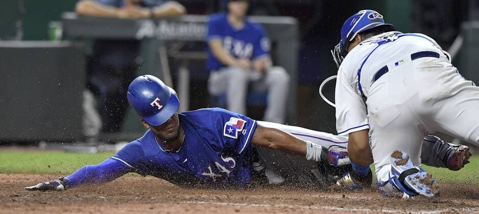 Bilder des Tages - SPORT June 19, 2018 - Kansas City, MO, USA - Kansas City Royals catcher Salvador Perez, right, tags out the Texas Rangers Elvis Andrus at the plate on a throw from left fielder Alex Gordon to end the top of the ninth inning at Kauffman Stadium in Kansas City, Mo., on Tuesday, June 19, 2018. Texas at Kansas City - ZUMAm67_ 20180619_zaf_m67_049 Copyright: xJohnxSleezerx
