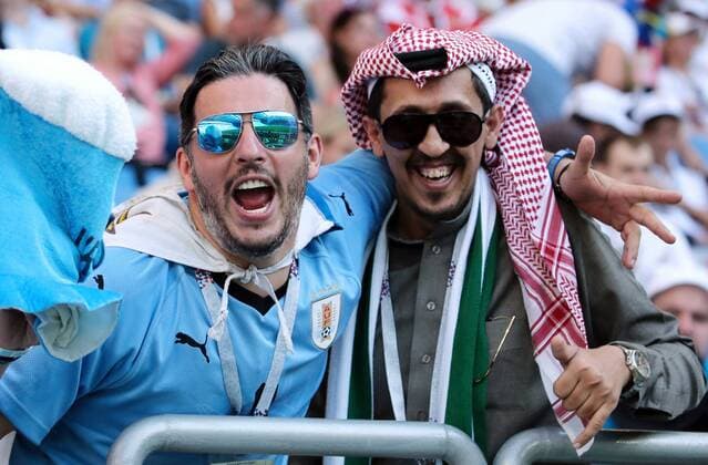 Bilder des Tages - SPORT ROSTOV-ON-DON, RUSSIA - JUNE 20, 2018: Uruguay s and Saudi Arabia s fans seen ahead of the 2018 FIFA World Cup WM Weltmeisterschaft Fussball First Stage Group A football match against Uruguay at Rostov Arena Stadium. Anton Novoderezhkin TASS  TS0855B0