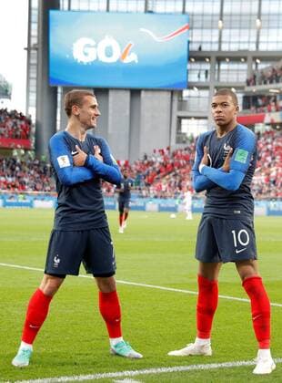 Bilder des Tages - SPORT French forward Kylian Mbappe (R) and French forward Antoine Griezmann during the FIFA World Cup WM Weltmeisterschaft Fussball 2018 Group C soccer match between France and Peru, in Ekaterinburg, Russia, 21 June 2018. FRANCE VS. PERU !ACHTUNG: NUR REDAKTIONELLE NUTZUNG!  Copyright: xLavandeiraxjrx FWC22-65 20180621-636651997929513114