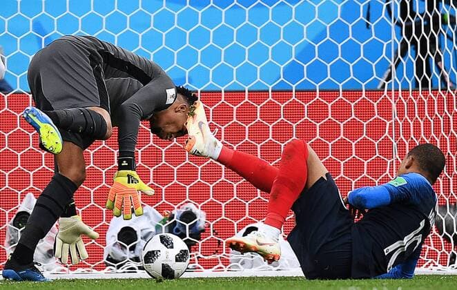 Bilder des Tages - SPORT YEKATERINBURG, RUSSIA - JUNE 21, 2018: France s Kylian Mbappe (R) scores a goal past Peru s goalkeeper Pedro Gallese in the 2018 FIFA World Cup WM Weltmeisterschaft Fussball Group C Round 2 football match at Yekaterinburg Arena. Donat Sorokin TASS  TS085917