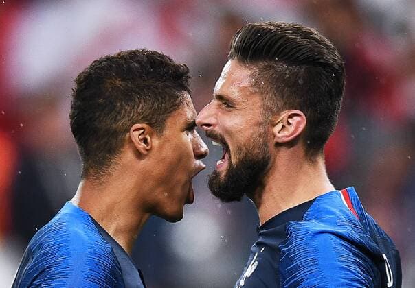 Bilder des Tages - SPORT YEKATERINBURG, RUSSIA - JUNE 21, 2018: France s Raphael Varane (L) and Olivier Giroud celebrate their victory in the 2018 FIFA World Cup WM Weltmeisterschaft Fussball Group C Round 2 football match against Peru at Yekaterinburg Arena. France won the game 1-0. Donat Sorokin TASS  TS08594B