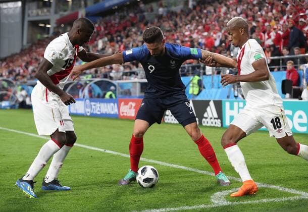 Bilder des Tages - SPORT (180621) -- YEKATERINBURG, June 21, 2018 -- Olivier Giroud (C) of France vies with Christian Ramos (L) and Andre Carrillo of Peru during the 2018 FIFA World Cup WM Weltmeisterschaft Fussball Group C match between France and Peru in Yekaterinburg, Russia, June 21, 2018. ) (SP)RUSSIA-YEKATERINBURG-2018 WORLD CUP-GROUP C-FRANCE VS PERU BaixXueqi 