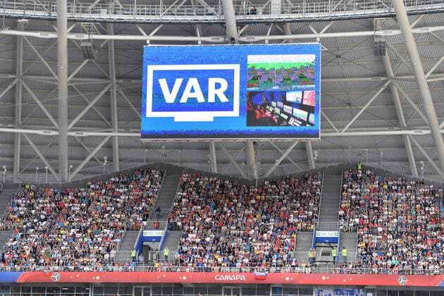 allgemein,VIDEOBEWEIS,VAR (Video Assist Referee) erscheint auf der Videowand,nachdem Schiedsrichter Antonio MATTEULAHOZ (ESP) ein Handspiel von Yussuf Yurary POULSEN (DEN) nicht geahndet hat. Videoschiedsrichter. Daenemark (DEN) - Australien (AUS) 1-1, Vorrunde, Gruppe C, Spiel 22, am 21.06.2018 in Samara,Samara Arena. Fussball Weltmeisterschaft 2018 in Russland vom 14.06. - 15.07.2018. *** VIDEO VAR Video Assist referee appears on video wall after referee Antonio MATTEULAHOZ ESP has not punished Yussuf Yurary POULSENS hand-held match Video referee Denmark DEN Australia AUS 1 1 Preliminary Group C match 22 on 21 06 2018 in Samara Samara Arena Soccer World Cup 2018 in Russia from 14 06 15 07 2018