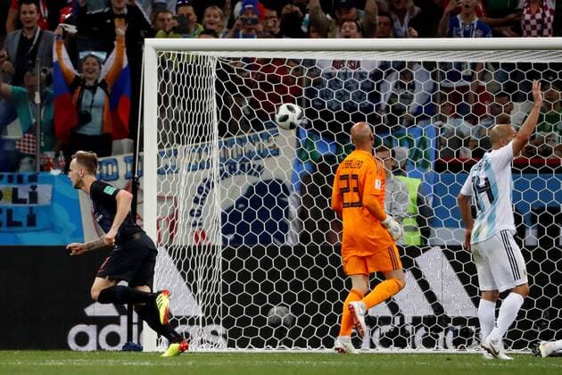 Croatian midfielder Ivan Rakitic (L) celebrates after scoring during the FIFA World Cup WM Weltmeisterschaft Fussball 2018 Group D soccer match between Argentina and Croatia, in Nizhni Novgorod, Russia, 21 June 2018. ARGENTINA VS. CROATIA !ACHTUNG: NUR REDAKTIONELLE NUTZUNG!  Copyright: xKikoxHuescax FWC23-132 20180621-636652148820536975