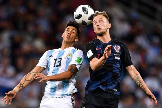 Ivan Rakitic of Croatia, right, heads the ball against Maximiliano Meza of Argentina in their Group D match during the 2018 FIFA World Cup WM Weltmeisterschaft Fussball in Nizhny Novgorod, Russia, 21 June 2018.  20180622_02549