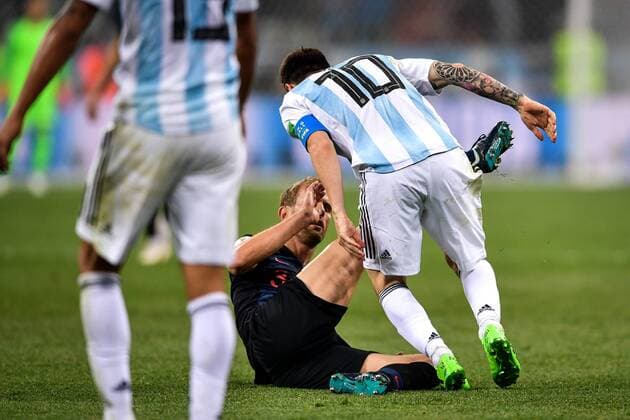 Lionel Messi of Argentina, right, challenges Ivan Strinic of Croatia in their Group D match during the 2018 FIFA World Cup WM Weltmeisterschaft Fussball in Nizhny Novgorod, Russia, 21 June 2018.  20180622_81975