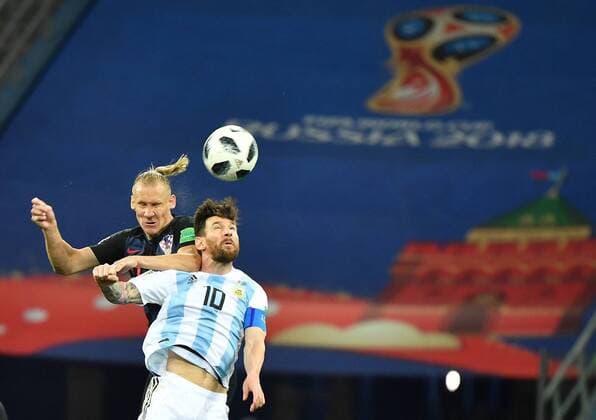 Bilder des Tages - SPORT (180621) -- NIZHNY NOVGOROD, June 21, 2018 -- Lionel Messi (R) of Argentina competes for a header with Domagoj Vida of Croatia during the 2018 FIFA World Cup WM Weltmeisterschaft Fussball Group D match between Argentina and Croatia in Nizhny Novgorod, Russia, June 21, 2018. Croatia won 3-0. ) (SP)RUSSIA-NIZHNY NOVGOROD-2018 WORLD CUP-GROUP D-ARGENTINA VS CROATIA LixGa 