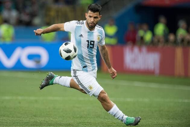 Sergio AGUERO (ARG) mit Ball, Einzelaktion mit Ball, Aktion, ganze Figur, Argentinien (ARG) - Kroatien (CRO) 0:3, Vorrunde, Gruppe D, Spiel 23, am 21.06.2018 in Moskau; Fussball Weltmeisterschaft 2018 in Russland vom 14.06. - 15.07.2018. Â