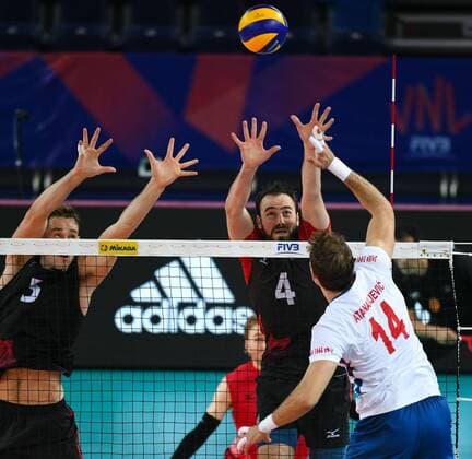 (180622) -- JIANGMEN, June 22, 2018 -- Nicholas Hoag (C) of Canada blocks the ball during a match against Serbia at the FIVB Nations League 2018 men s tournament in Jiangmen, south China s Guangdong Province, June 22, 2018. Serbia won 3-0. ) (SP)CHINA-JIANGMEN-VOLLEYBALL-FIVB NATIONS LEAGUE-MEN (CN) DengxHua 